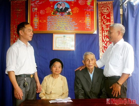 Ông Đào Văn Tường - ngoài cùng bên phải, trong lễ chúc thọ đầu xuân Ất Mùi