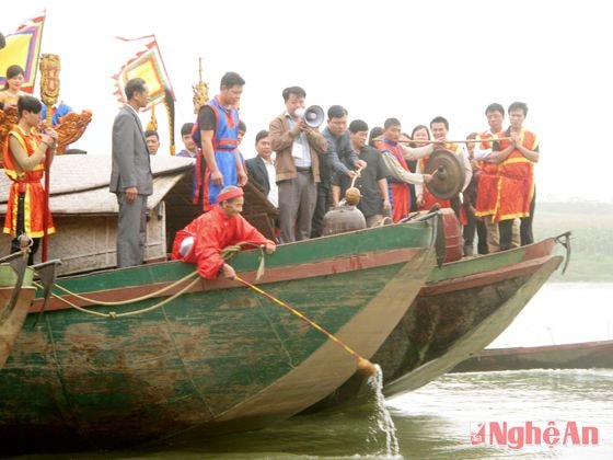 Đại diện Người cao tuổi thị trấn và lãnh đạo Thị trấn - đồng chủ lễ thực hiện nghi lễ