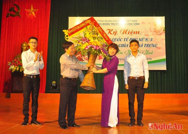 GS.TS Đinh Xuân Khoa, Hiệu trưởng nhà trường tặng hoa chúc mừng tập thể nữ CBVC trong ngày kỷ niệm Quốc tế Phụ nữ