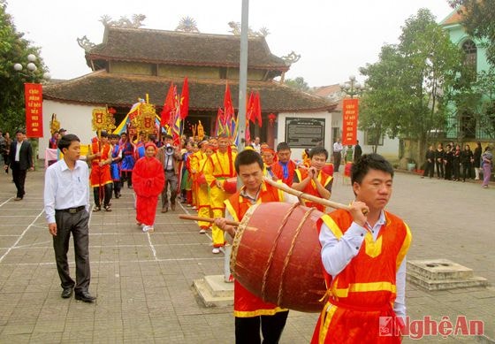 Người dân trong trang phục truyền thống chuẩn bị đi rước nước ở thượng nguồn sông Lam