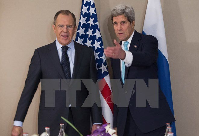 Ngoại trưởng Mỹ John Kerry (phải) trong cuộc gặp với Ngoại trưởng Nga Sergei Lavrov. (Nguồn: AFP/TTXVN)