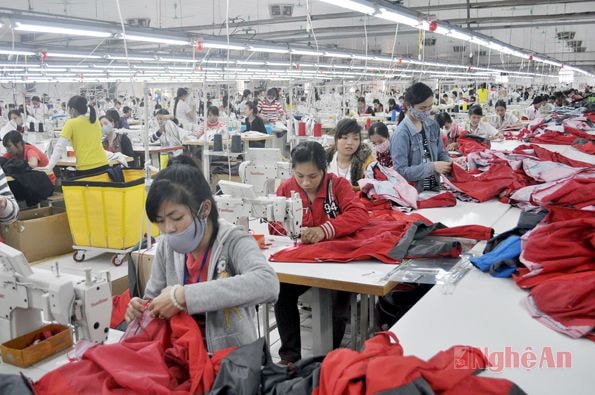May hàng xuất khẩu tại Công ty Namsung Vina (Diễn Châu). Ảnh: Hoàng Vĩnh