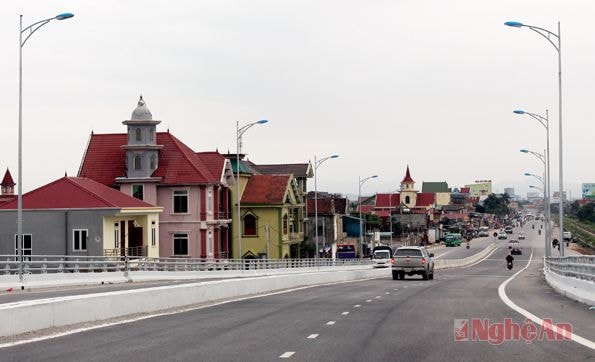 Cầu vượt đường sắt trên QL 1A đoạn qua địa bàn xã Nghi Kim (TP. Vinh). Ảnh: C.L
