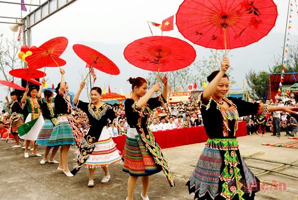 Quang cảnh Lễ hội Đền Chín Gian.  Ảnh: Trần Cảnh Yên