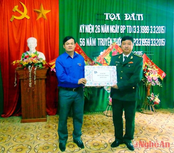 Trao quà cho các cán bộ, chiến sĩ Đồn  Biên phòng Tri Lễ