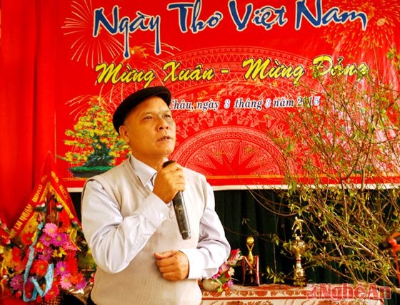 Các thi hữu trình bày thơ tự sáng tác