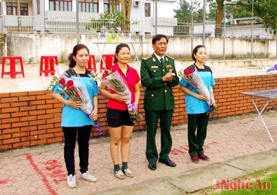 Ban tổ chức trao giải cho các tập thể và cá nhân