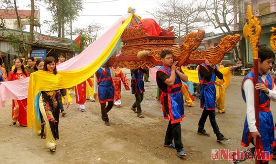 Những thanh niên khỏe mạnh được giao nhiệm vụ khiên kiệu