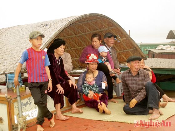 Người dân ngồi trên những chiếc thuyền để xem lễ rước nước