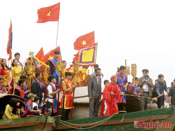 Thực hiện nghi lễ múc nước trên sông xanh