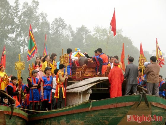 Đưa chum nước sạch đầy lên kiệu