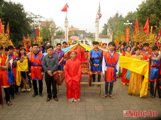 Đoàn rước nước về tới Đền Vua Mai