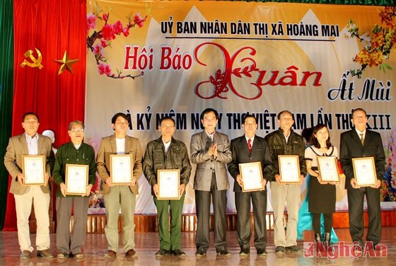 Trao bằng khen cho các cá nhân có thành tích xuất sắc