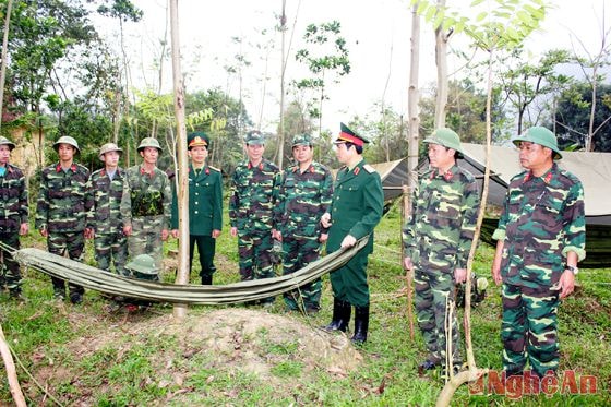 Thiếu tướng Nguyễn Tân Cương - Ủy viên dư khuyết Ban chấp hành Trung ương Đảng, Tư lệnh Quân khu 4 kiểm tra mắc tăng võng của bộ đội ở Sư đoàn 341