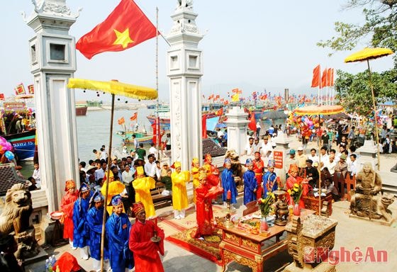 Lễ hội đền Cờn - Thành Chung