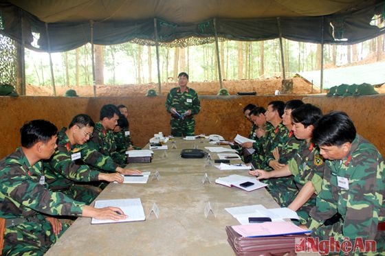 Đồng chí Đại tá Trịnh Văn Hùng, Bí thư đảng ủy, Chính ủy Sư đoàn chủ trì phiên họp đảng ủy tại khu sơ tán bí mật tập trung