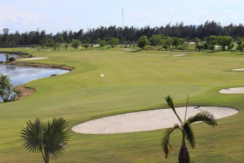 Sân golf Cửa Lò. Ảnh: T.L