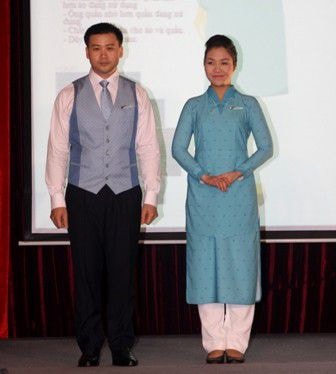 Đồng phục mới của tiếp viên nam và nữ ở khoang hạng thường.
