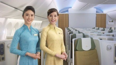 Đồng phục tiếp viên nữ khoang hạng thường (trái) và hạng thương gia (phải) ra mắt từ ngày 3/3 của VNA.