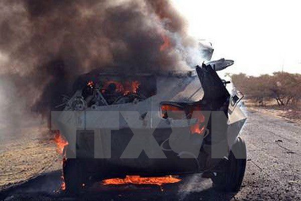 Xe bọc thép của Boko Haram bị quân chính phủ Nigeria bắn cháy. Ảnh: AFP/TTXVN