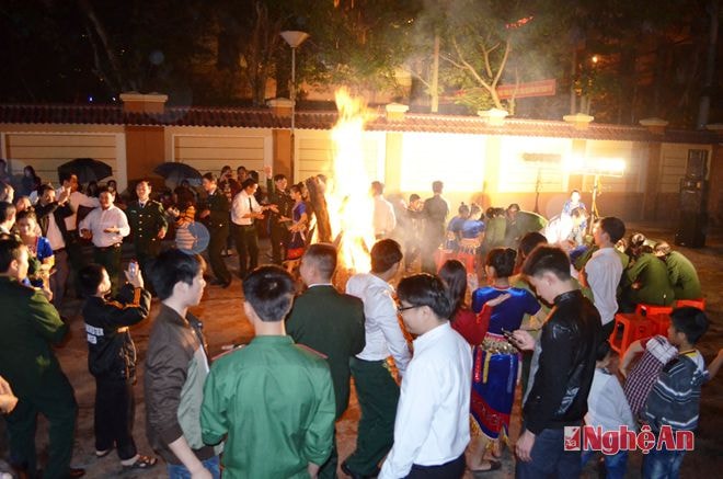 Vòng xòe thể hiện tình đoàn kết quân dân
