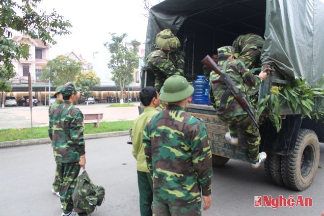 Đại đội cơ động bộ chỉ huy thực hành di chuyển làm nhiệm vụ chiến đấu
