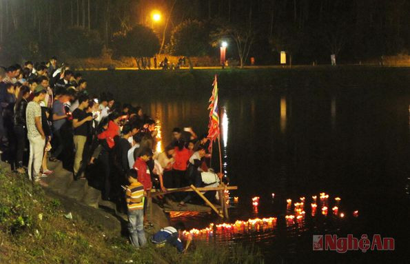 Người dân thả đèn hoa đăng trong khuôn viên lăng mộ Vua Mai với tâm nguyện  quốc thái dân an, cầu âm siêu dương thái.