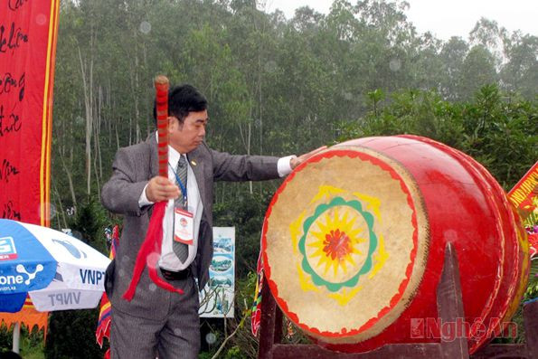 Ông Đinh Xuân Quế đánh trống khai mạc Lễ hội Đền vua Mai năm 2015.