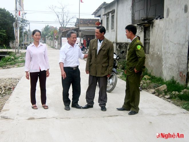 Cán bộ thôn Nghĩa Phú xã Quỳnh Nghĩa (Quỳnh Lưu) kiểm tra đường bê tông mới xây dựng.