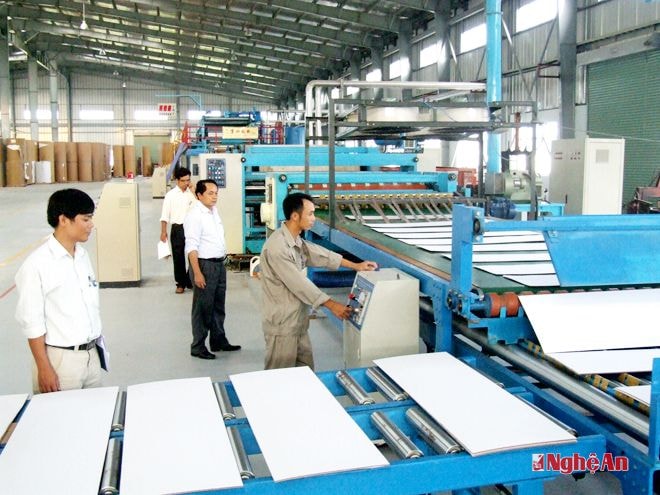 Dây chuyền sản xuất tại Công ty CP bao bì Sabeco Sông lam (KCN Bắc Vinh). Ảnh: Văn Đoàn