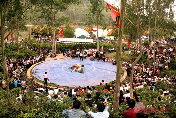 Đông đảo nhân dân xem đấu vật truyền thống.
