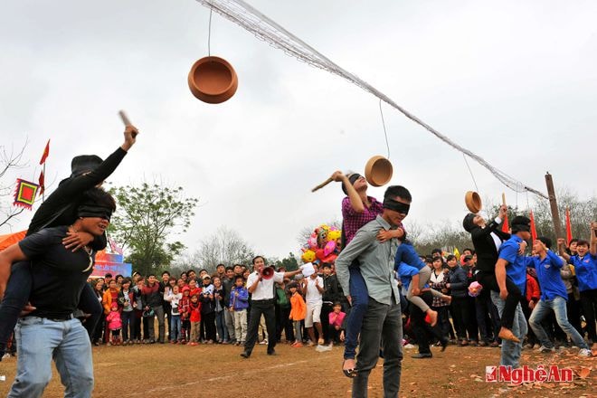 Trò chơi bịt mắt đập niêu tại Lễ hội Làng Vạc 2014. Ảnh: S.M