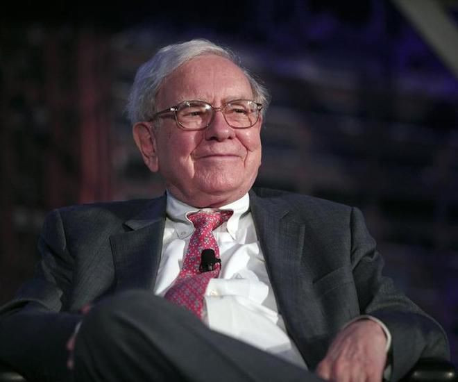 1. Warren Buffett (Mỹ) Chủ tịch kiêm CEO Công ty đầu tư Berkshire Hathaway Tài sản tăng thêm: 14,5 tỷ USD Tổng tài sản: 72,7 tỷ USD Theo danh sách Tỷ phú Thế giới 2015 vừa được Forbes công bố, huyền thoại đầu tư Warren Buffett là người có tài sản tăng mạnh nhất năm qua, với thêm 14,5 tỷ USD. Đó là chưa kể 2,8 tỷ USD ông đã làm từ thiện hồi tháng 7. Tất cả là nhờ nhóm công ty - Berkshire Hathaway Energy, BNSF, IMV, Lubrizol và Marmon với lợi nhuận trước thuế tổng cộng 12,4 tỷ USD năm ngoái, tăng gần 8 lần so với cùng kỳ năm trước.