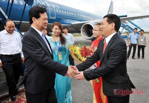 Thủ tướng Chính phủ Nguyễn Tấn Dũng thăm Nghệ An. Trong ảnh: Bí thư Tỉnh ủy Hồ Đức Phớc đón Thủ tướng Nguyễn Tấn Dũng tại sân bay Vinh. Ảnh:S .M