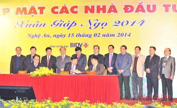 Ký cam kết đầu tư giữa lãnh đạo tỉnh với các doanh nghiệp. Ảnh: S.M