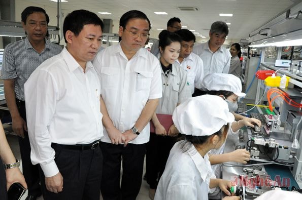 Phó Thủ tướng Hoàng Trung Hải thăm Nhà máy linh kiện điện tử BSE (Khu công nghiệp Nam Cấm). Ảnh: S.M