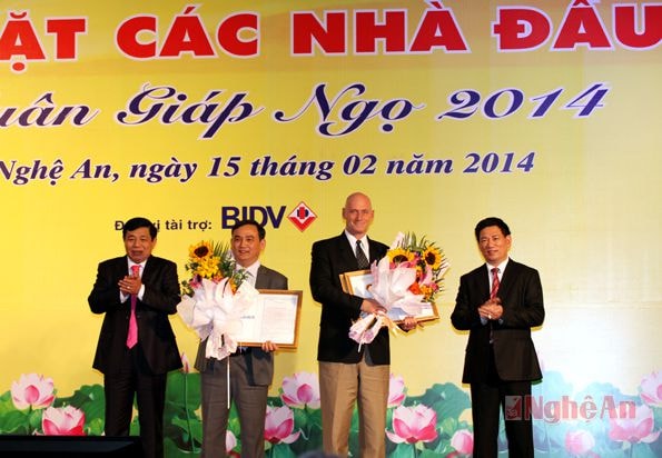 Trao giấy phép đầu tư cho 2 nhà đầu tư. Ảnh X.N