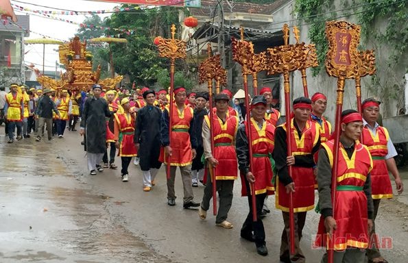 Đoàn rước thần xuống Lạch Quèn xã Tiến Thủy.