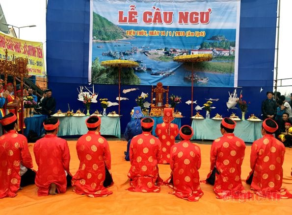 Lễ cầu ngư của 9 thuyền trưởng rước thần.