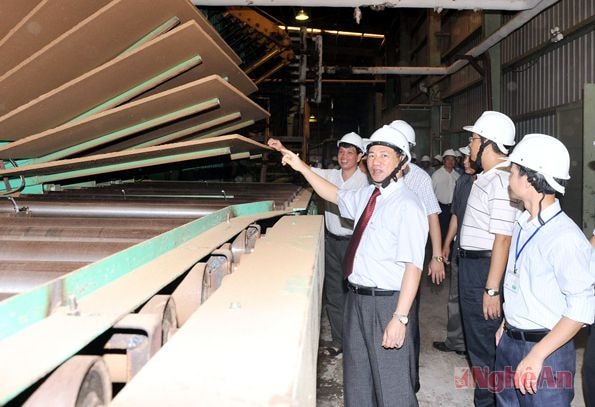 Thăm Công ty Chế biến gỗ ván ép xuất khẩu (Khu công nghiệp Nam Cấm - TP. Vinh). Ảnh: sỹ minh