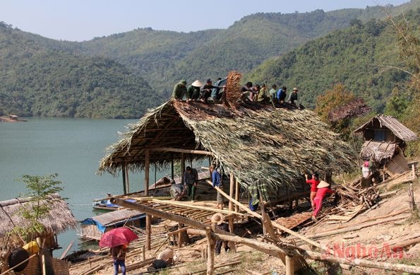 Dựng nhà bên lòng hồ.