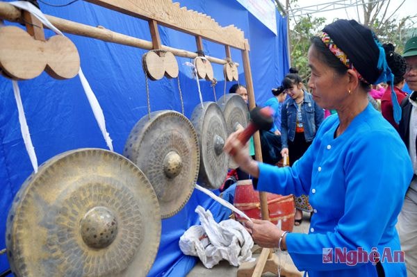 Vui hội cồng chiêng (Thạch Giám -  Tương Dương).