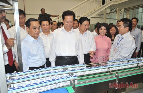 Thủ tướng Nguyễn Tấn Dũng thăm dây chuyền sản xuất sữa TH.