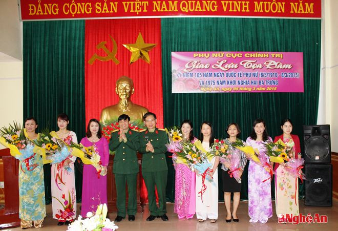 Đai biểu các đơn vị Cục Chính trị tặng hoa chúc mừng chị em phụ nữ.