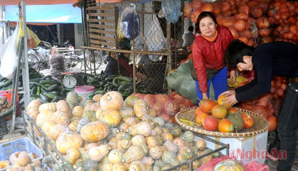 Quầy hàng rau củ quả ở chợ Vinh.