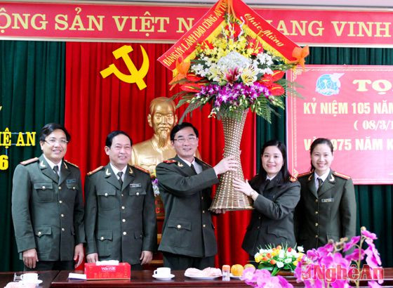 Thiếu tướng Nguyễn Xuân Lâm - Giám đốc Công an tỉnh tặng hoa chúc mừng hội phụ nữ Công an tỉnh
