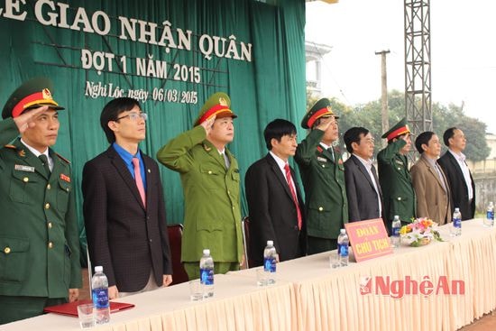 Các đại biểu thực hiện nghi lễ chào cờ