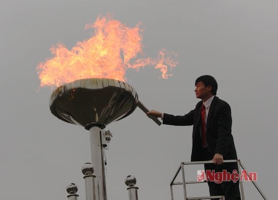 Đồng chí Phan Sỹ Dương - Bí thư Huyện ủy Nghi Lộc đốt lửa truyền thống