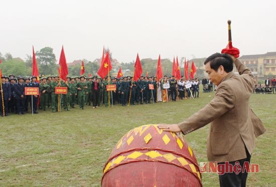 Đồng chí Lê Văn Khang - Chủ tịch UBND huyện Nghi Lộc đánh hồi trống cổ vũ tinh thần các tân binh