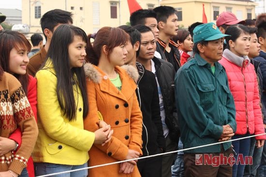Người thân đưa tiễn chiến sĩ lên đường nhập ngũ